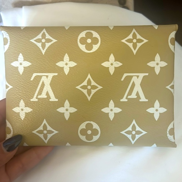 Louis Vuitton
Kirigami Pochette Limited Edition Colored Monogram Giant MM - Picture 4 of 5
